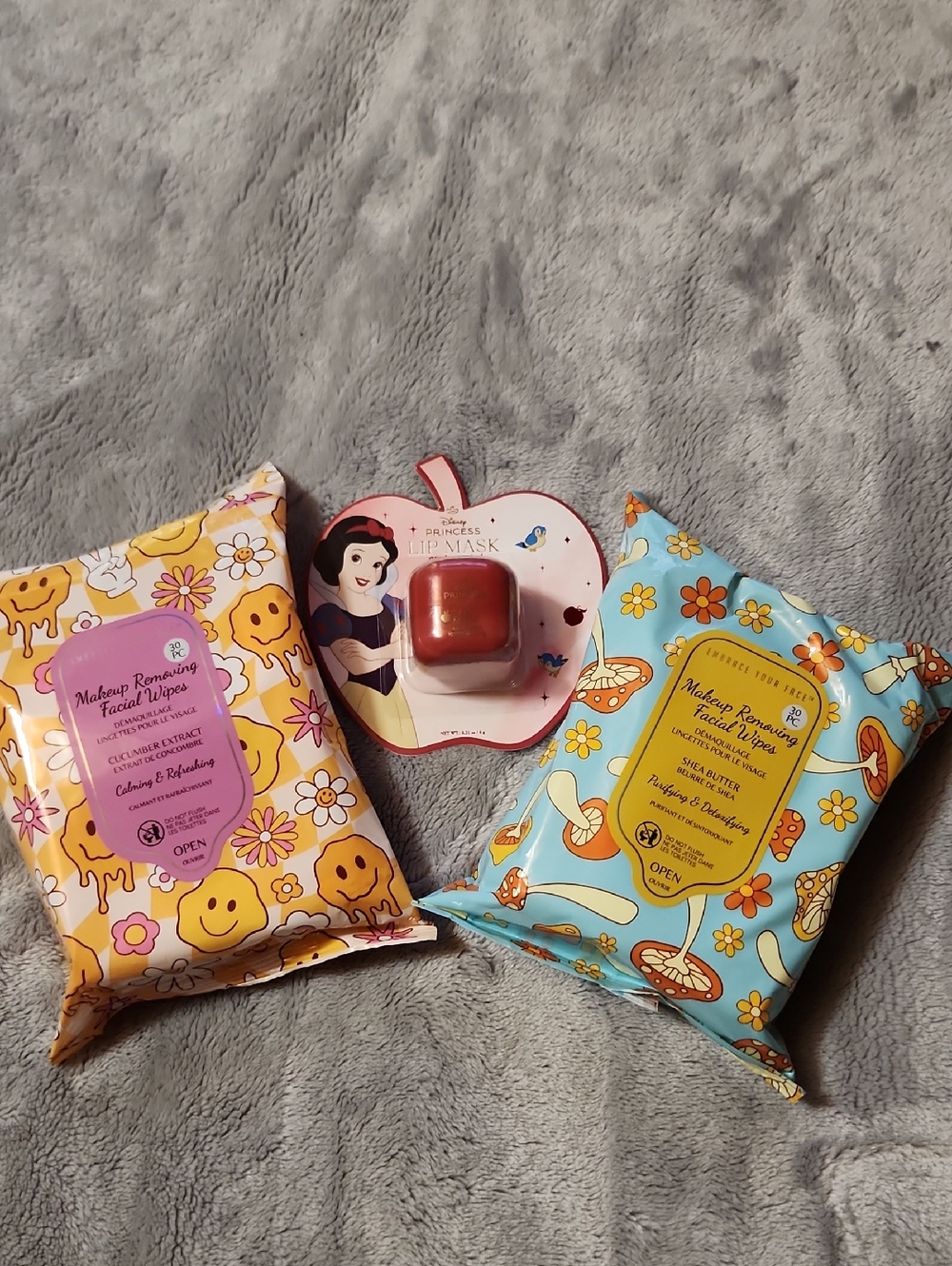 Disney Snow White Red Lip Treatment Balm And 60 Makeup Remover Wipes